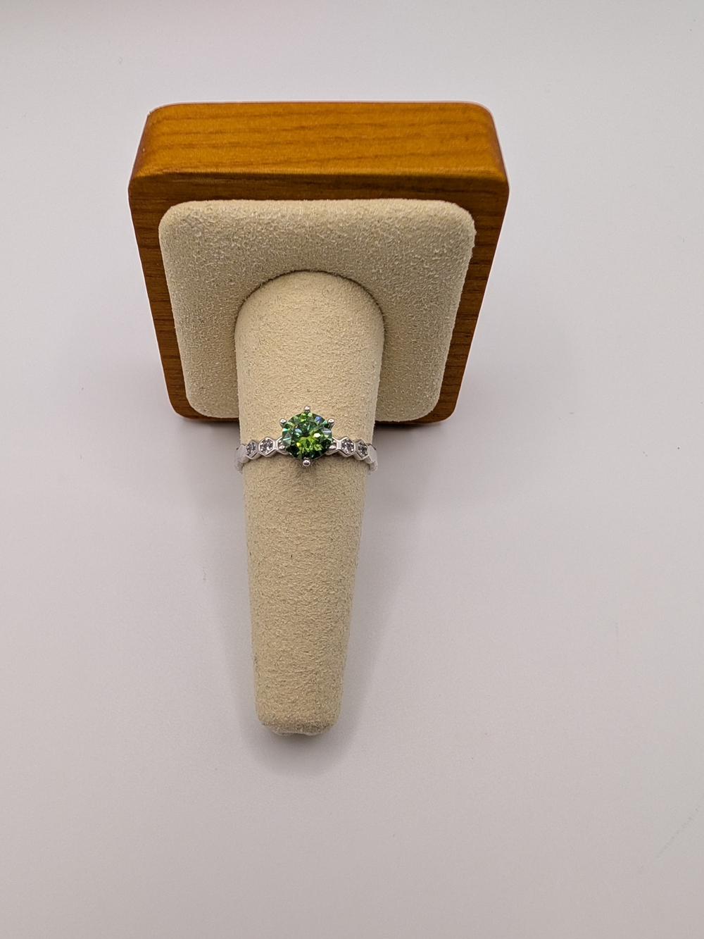 ​NWOT Green Moissanite Solitaire Ring S925 Silver Hexagon Bezel Band Size 8.5